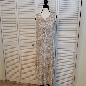 Blue Ginger Sleeveless Rayon Beige and White Floral Patterned Dress, Size Medium